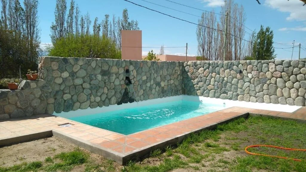 cabanas con pileta en cafayate pasillos del vinedo 1