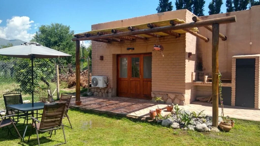 cabanas con pileta en cafayate pasillos del vinedo 2