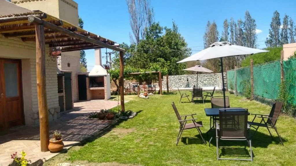 cabanas con pileta en cafayate pasillos del vinedo 3